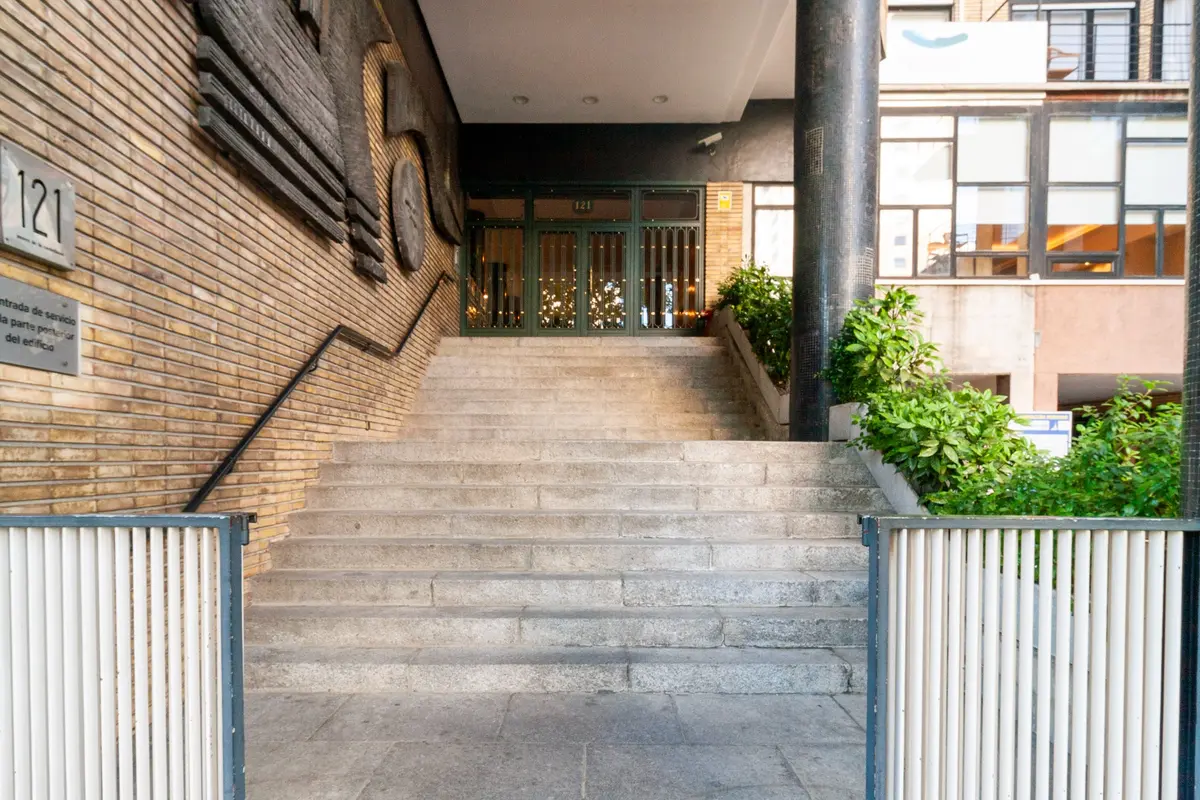Entrada del edificio en Paseo de la Castellana 121