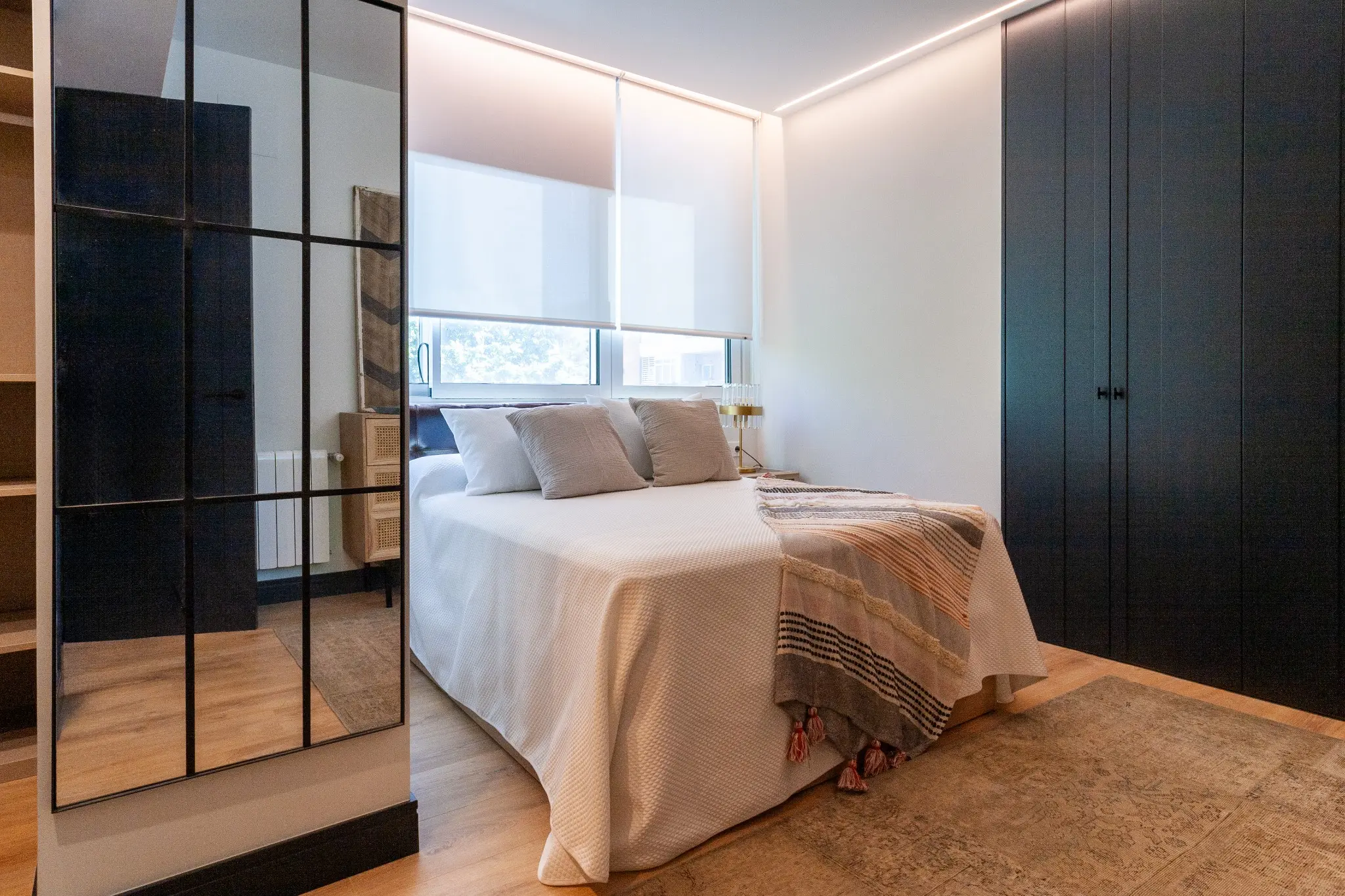 Dormitorio principal con armarios y luz natural