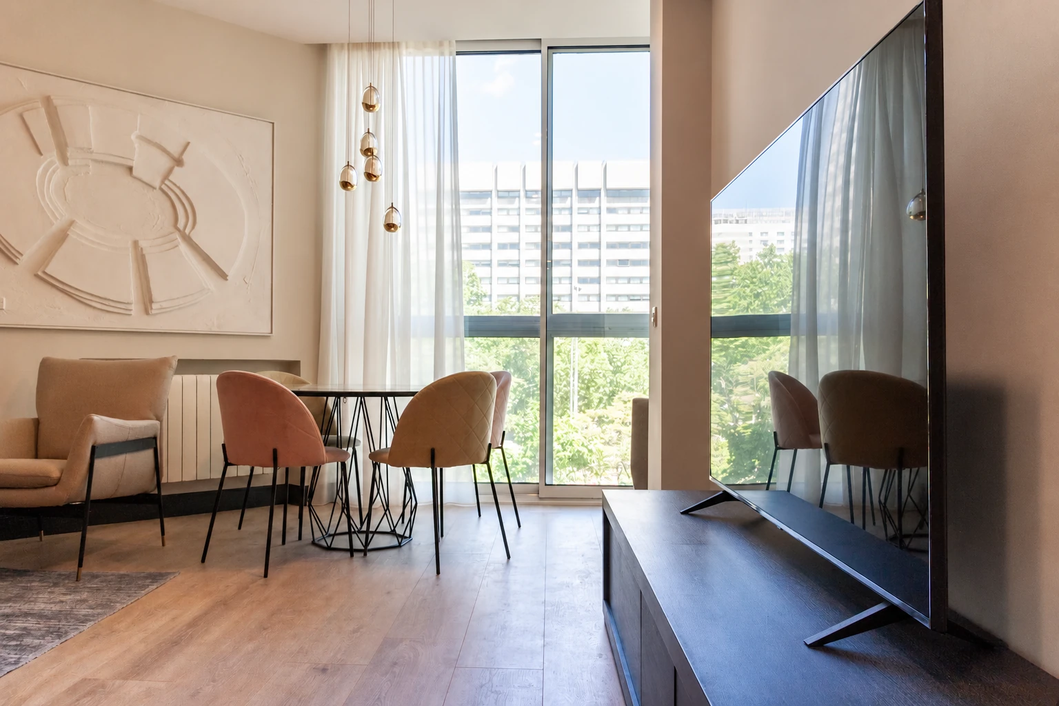 Zona de comedor con luz natural